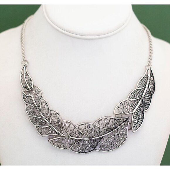 Vintage Silver Tone Art Nouveau Elegant Elven Leaf Bib Necklace 20 inch - W13 - Picture 2 of 3